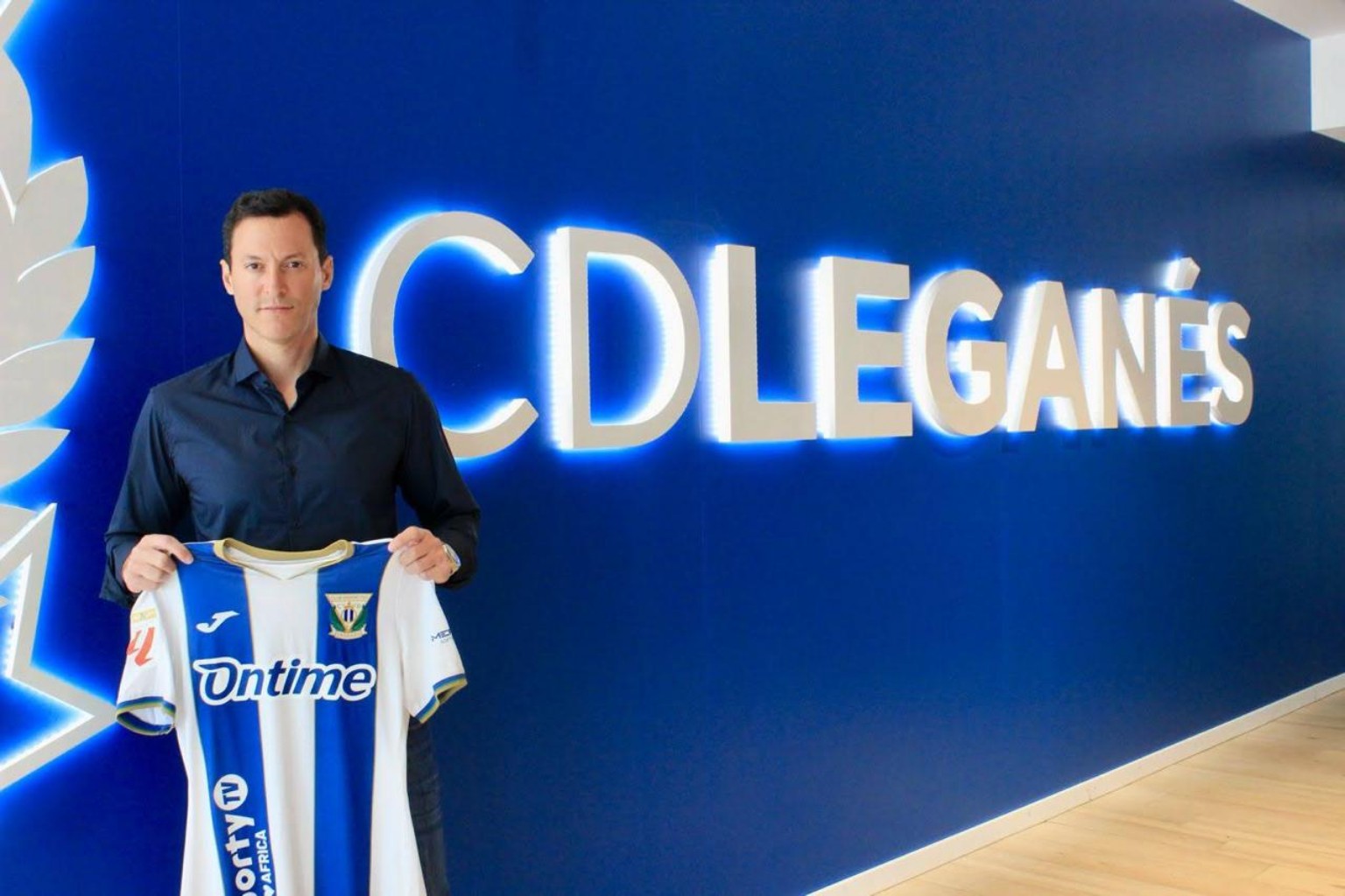 Fernando Dignani frente al cartel del CD Leganés