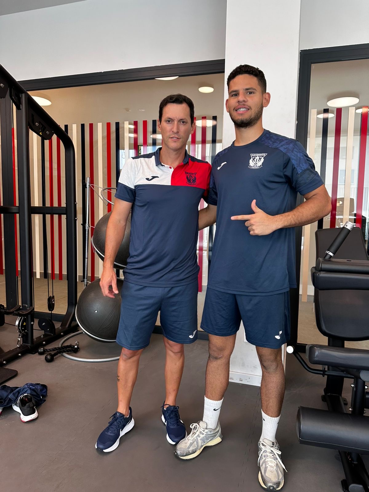 Jugador con equipo en instalaciones de entrenamiento CD Leganés