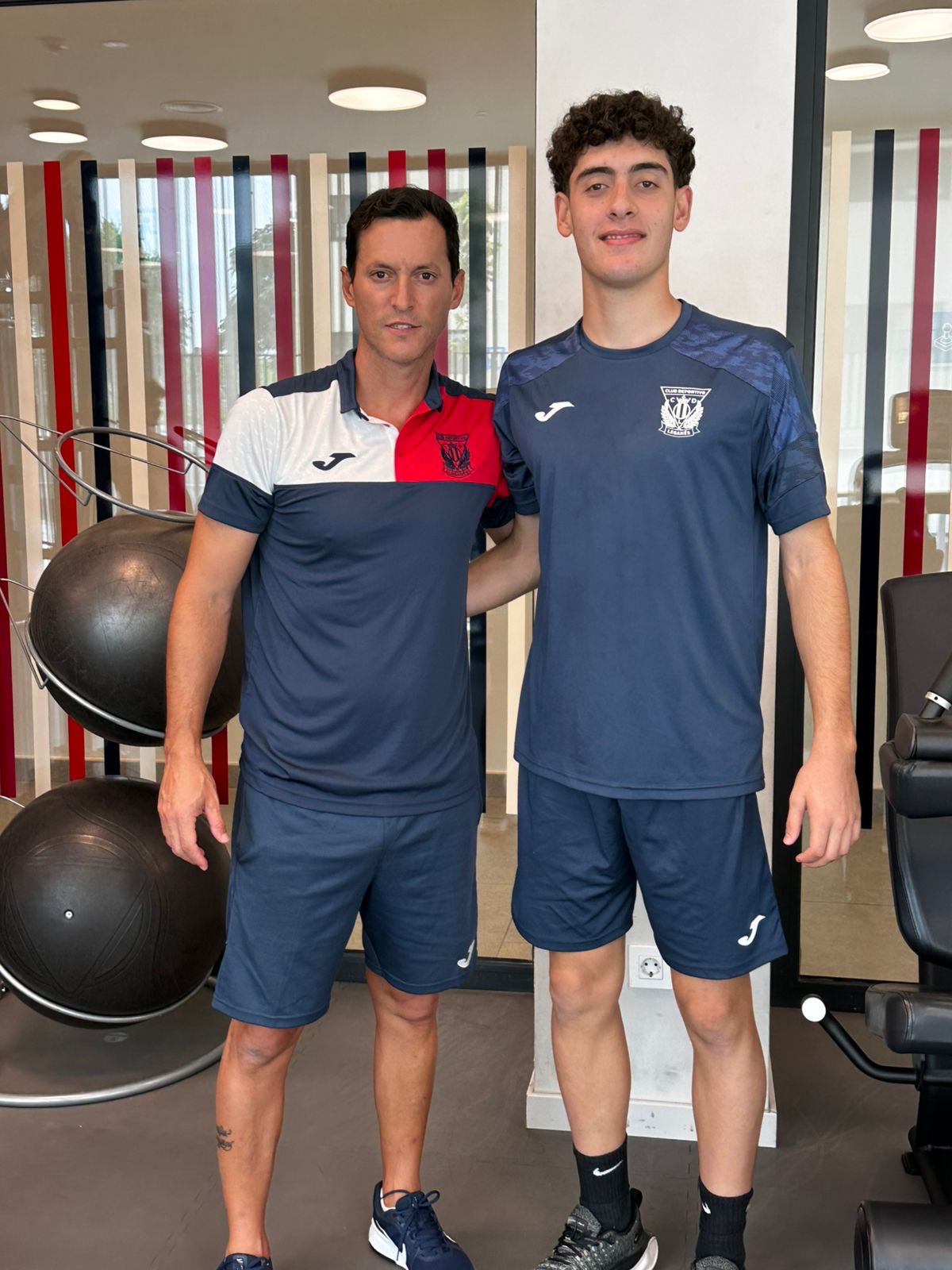 Jugador con equipo en instalaciones de entrenamiento CD Leganés