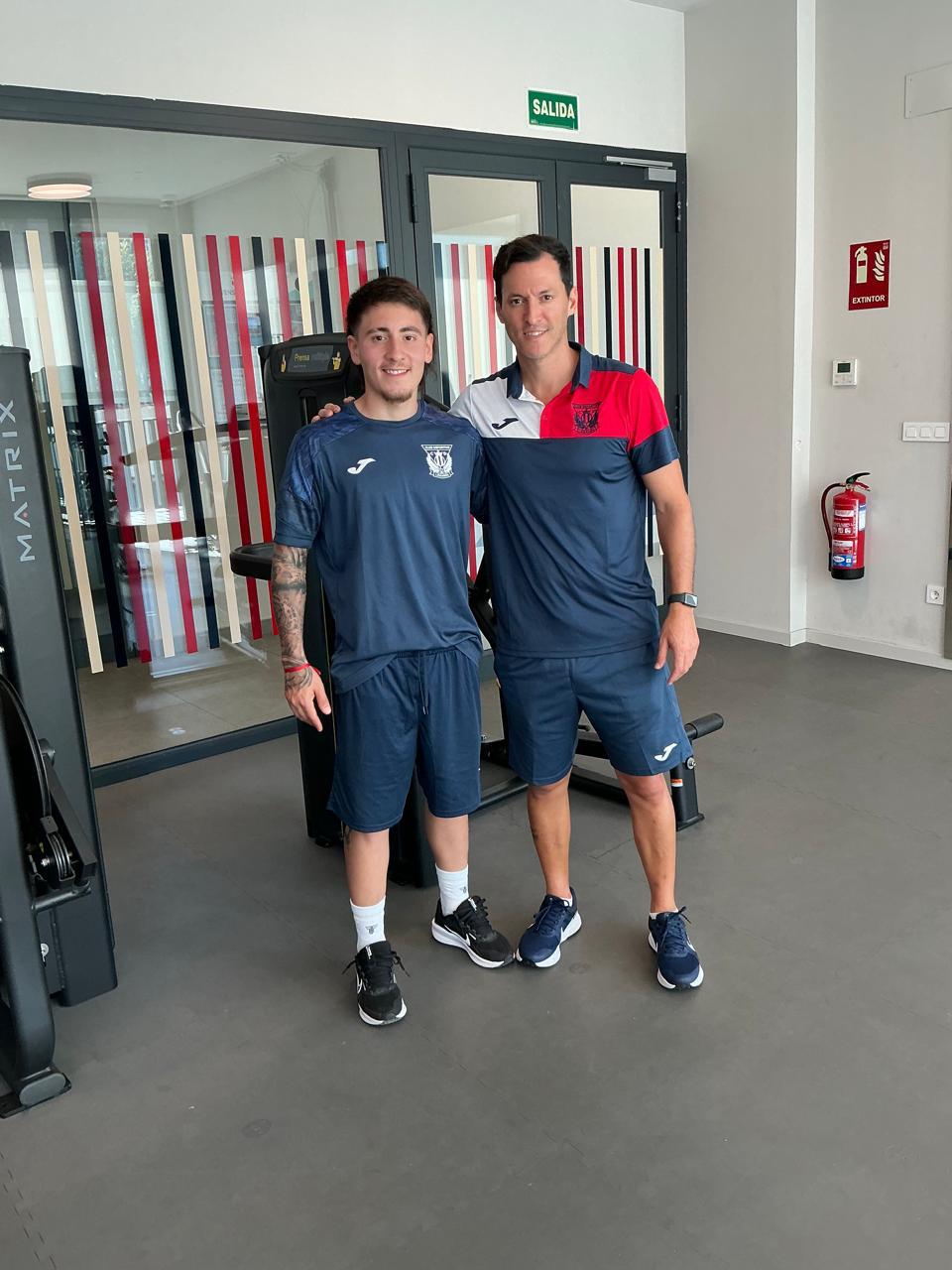 Jugador con equipo en instalaciones de entrenamiento CD Leganés